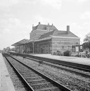 859282 Gezicht op de perronzijde van het N.S.-station Tiel te Tiel.